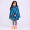 Poncho de pluie fleurs bleues porte - packshot