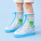 Surchaussures dinosaure astronaute portees - focus pieds